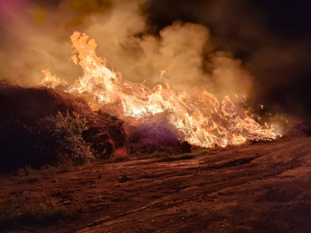 Un incendiu de proporții a izbucnit la groapa de GUNOI de lângă municipiul Galați, la fel ca și anul trecut. Cât a durat atunci stingerea focarelor