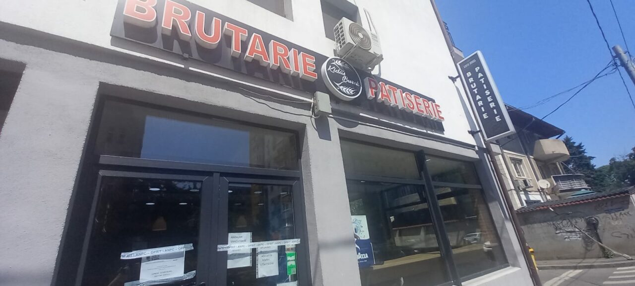 ANPC a găsit pizza, covrigi, chifle, covridog, pregătite în tăvi ruginite, murdare, printre „gândăcei” morți și mucegai