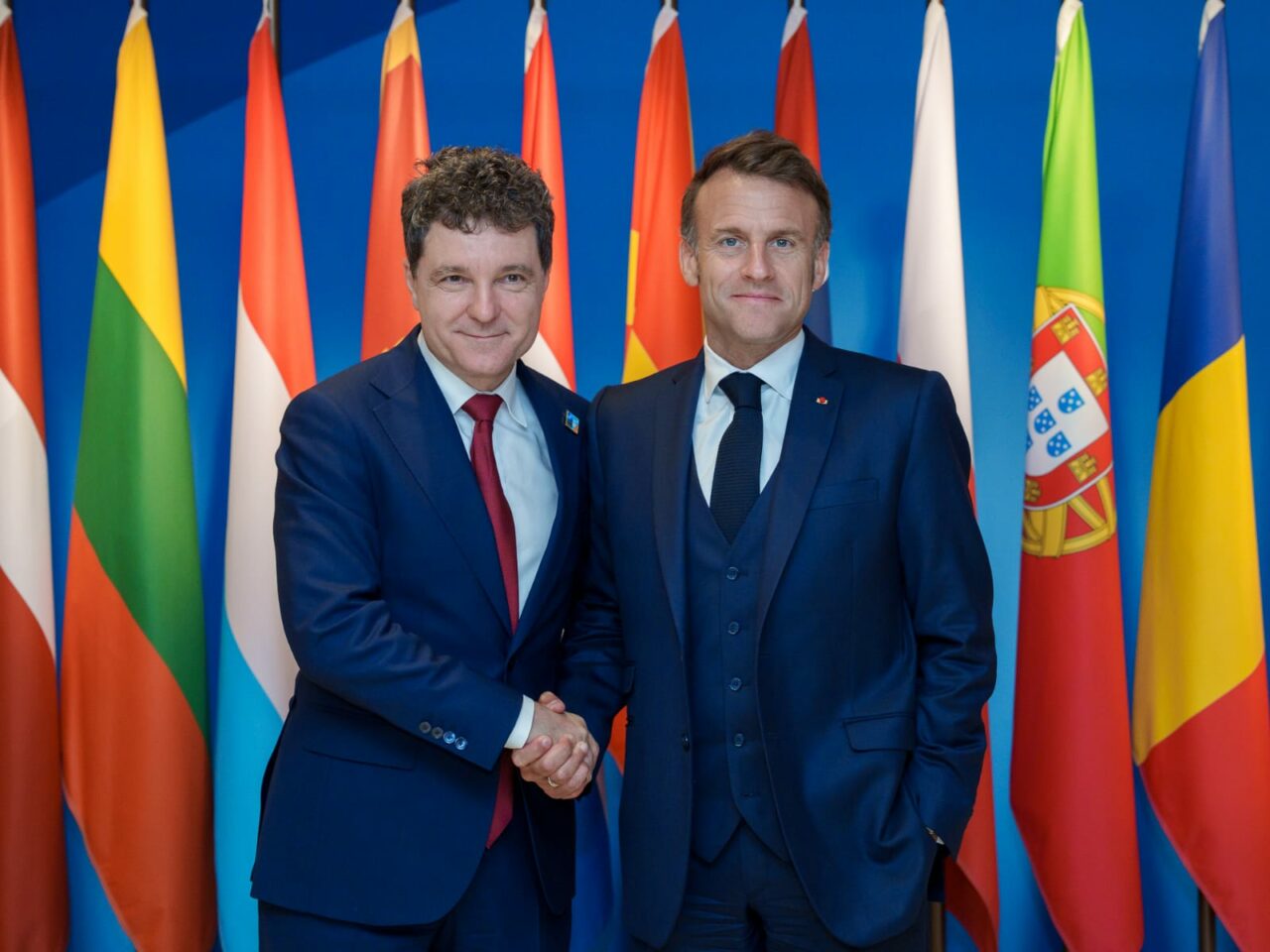 Nicușor Dan, discuție scurtă cu președintele Franței, Emmanuel Macron, la Summitul NATO