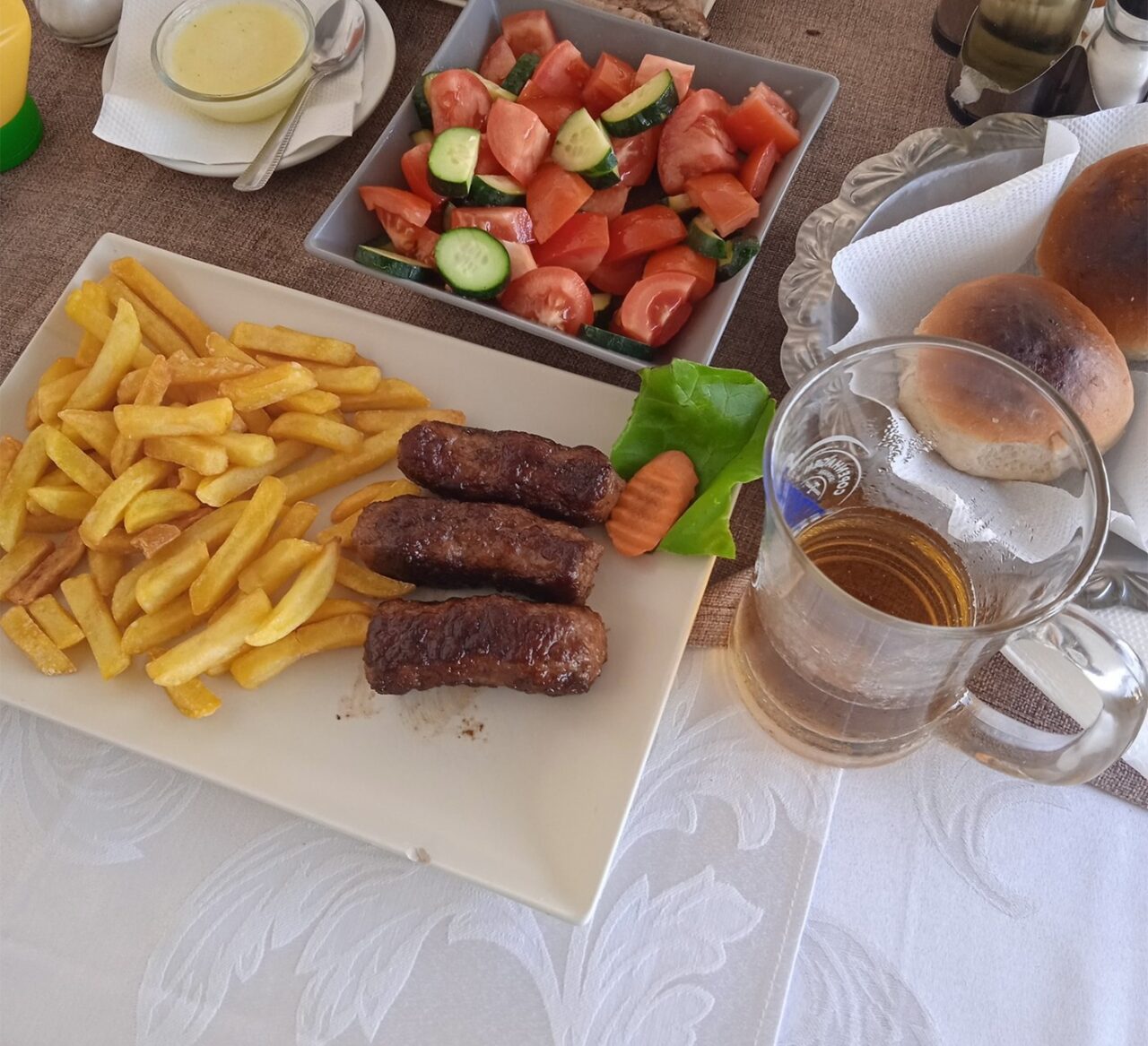 Câți lei a plătit Andrei din Brașov pentru 3 mici cu cartofi prăjiți, într-un restaurant din NEPTUN