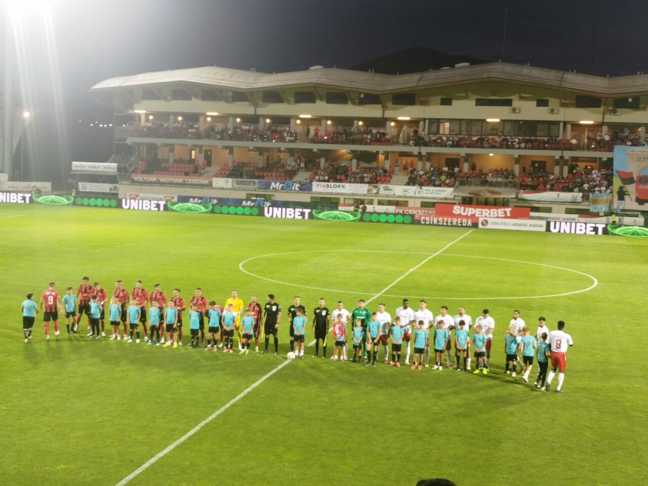 Scandal la Miercurea Ciuc, după Csikszereda – DINAMO 2-2. „Câinii” acuză: „Copii stropiți cu spray lacrimogen, fani lăsați pe dinafară!”