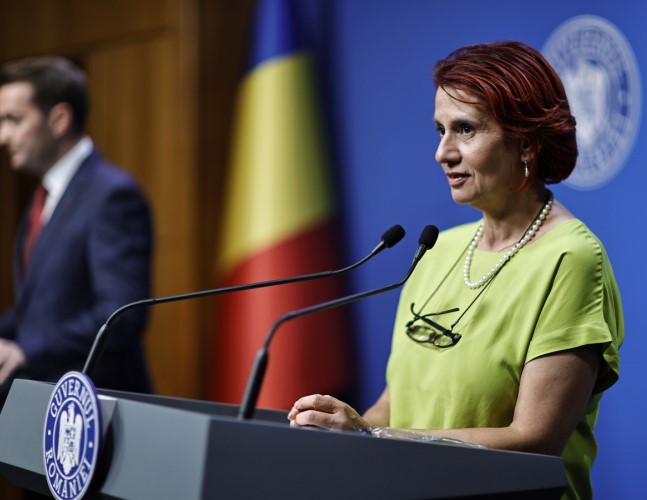 Ioana Dogioiu, acuzată de angajaţii premierului că foloseşte MAȘINILE alocate altor departamente. Răspunsul purtătorului de cuvânt al Guvernului