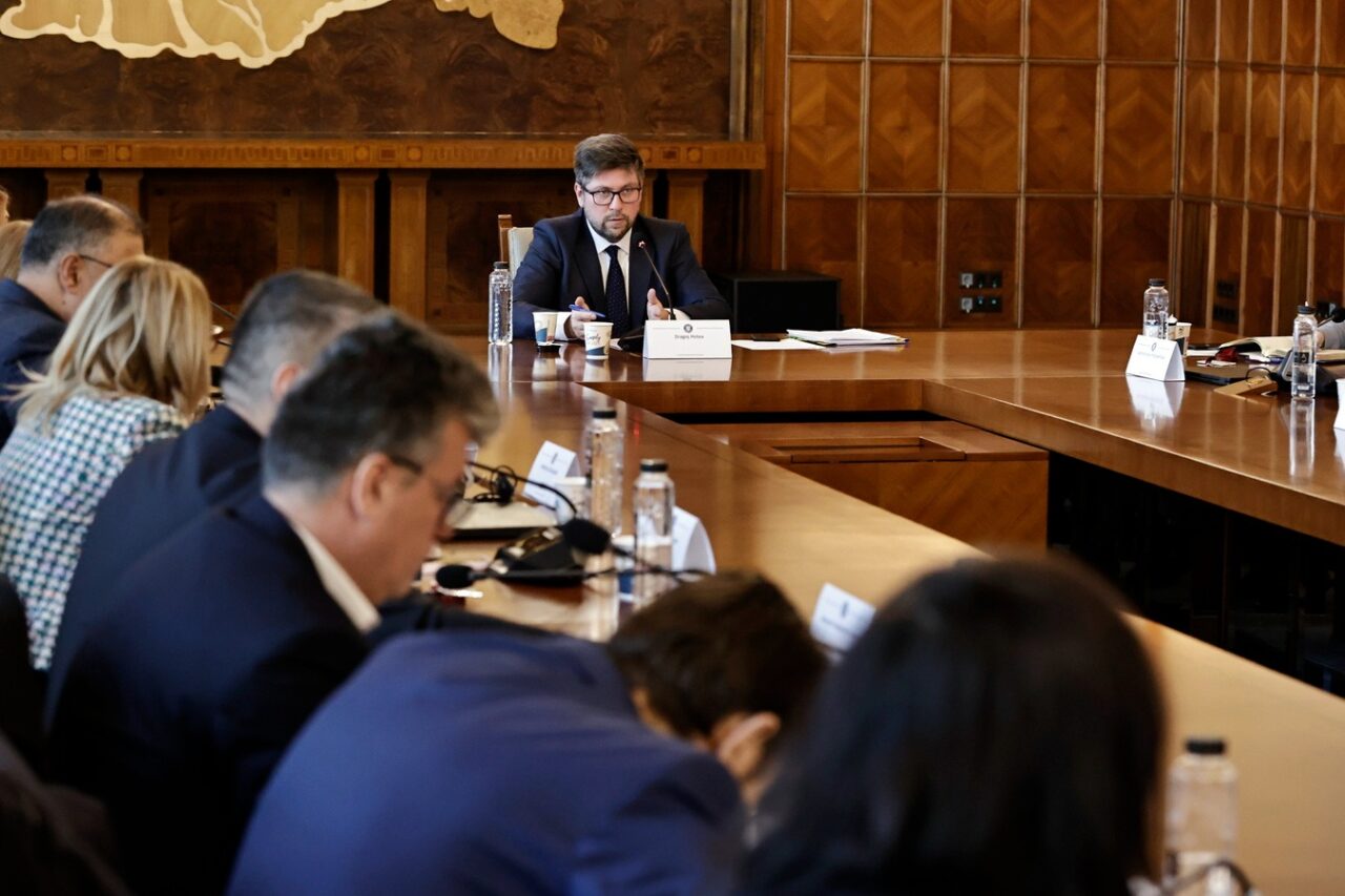 Dragoș Hotea, noul consilier al premierului în domeniul politicii EXTERNE. Ilie Bolojan: „Și-a construit cariera prin muncă și seriozitate”