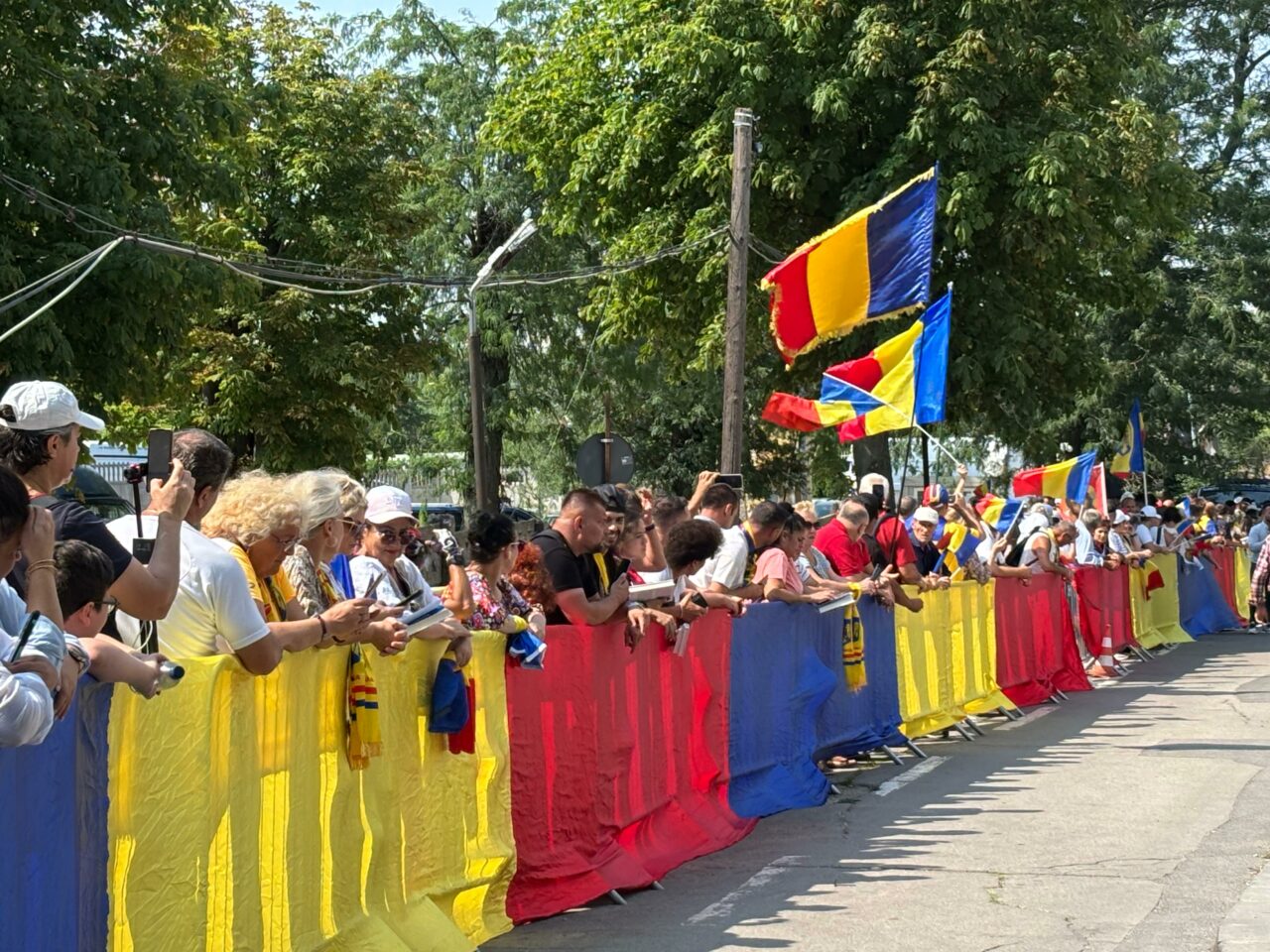 Călin GEORGESCU a ajuns la sediul IPJ Ilfov. Fostul candidat la prezidențiale, întâmpinat de susținători cu urale