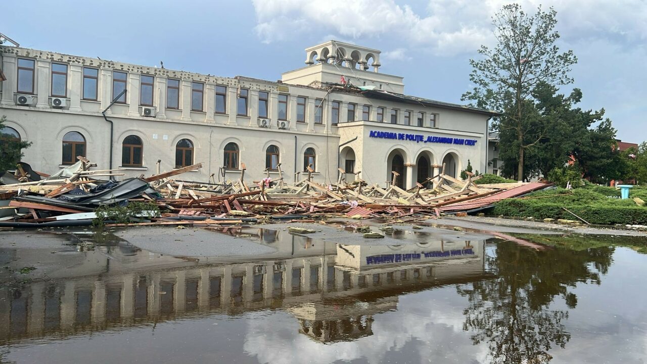 MAI demarează o evaluare tehnică după ce o clădire a Academiei de Poliție a fost serios avariată de furtună. Europol: „Efecte ale unui sistem putred”
