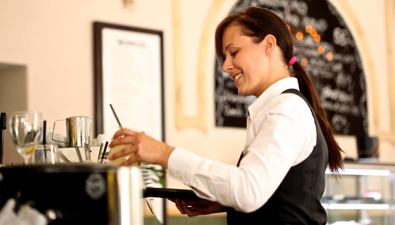 Anunț de angajare controversat oferit de un PUB din Cluj-Napoca. Ce salariu li se oferă chelnerilor