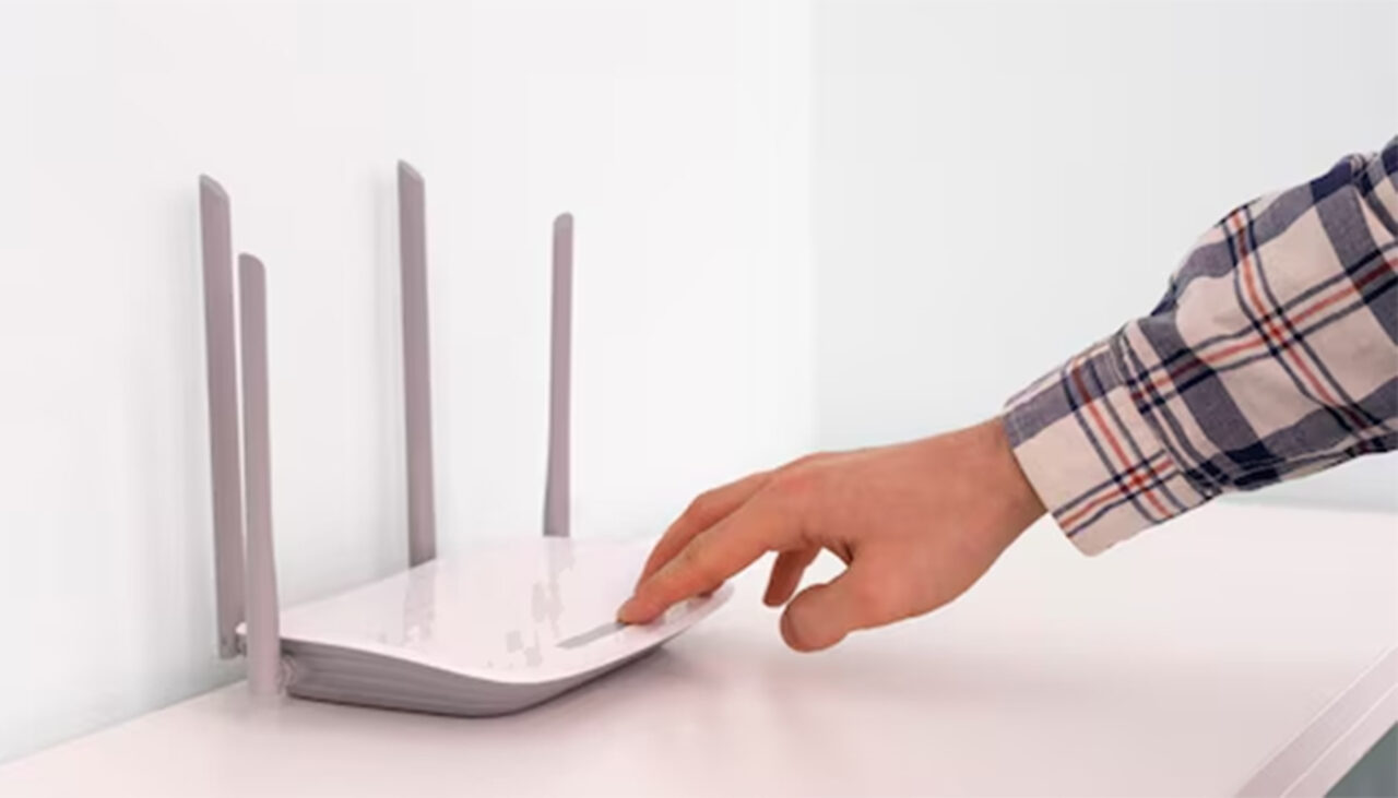 Butonul PERICULOS din spatele oricărui router Wi-Fi. Ce se întâmplă dacă îl atingi