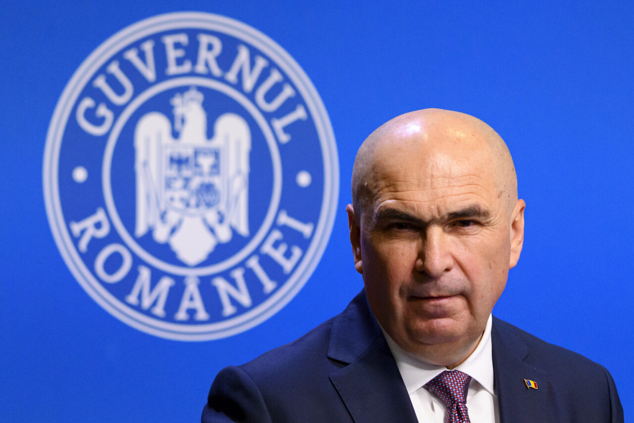 Ilie Bolojan anunță creșterea ACCIZELOR cu 10% pentru alcool, combustibil și țigări