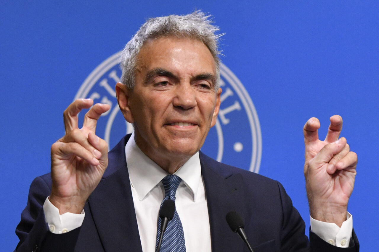 Dragoș Anastasiu: Există șpăgi de supraviețuire, și altele de îmbogățire. În ’90 era cu plicul și geamantanul. Din 2000 – contracte de consultanță