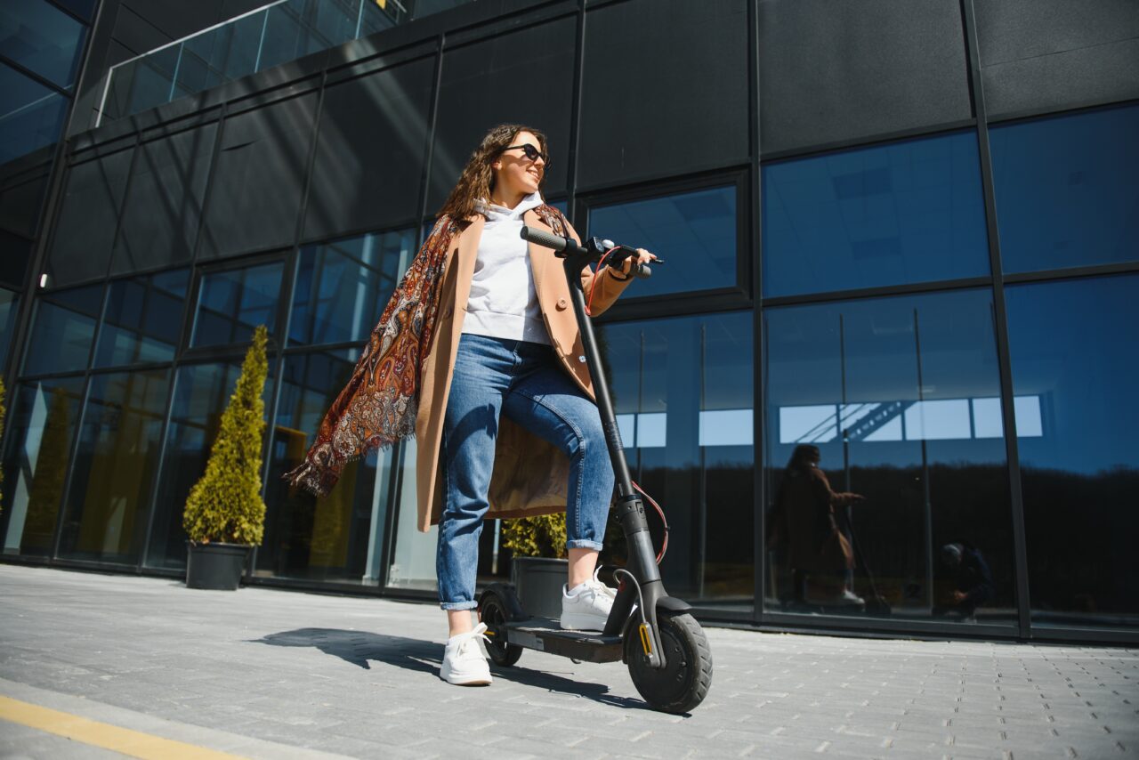 Orașul din România care INTERZICE trotinetele electrice în weekenduri. Motivul controversatei decizii