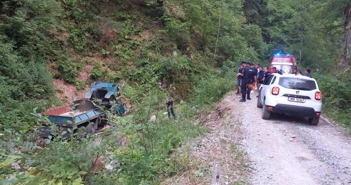 Huda nesreča v Gorju: tovornjak zgrmel v grapo, dva mrtva in štirje ranjeni