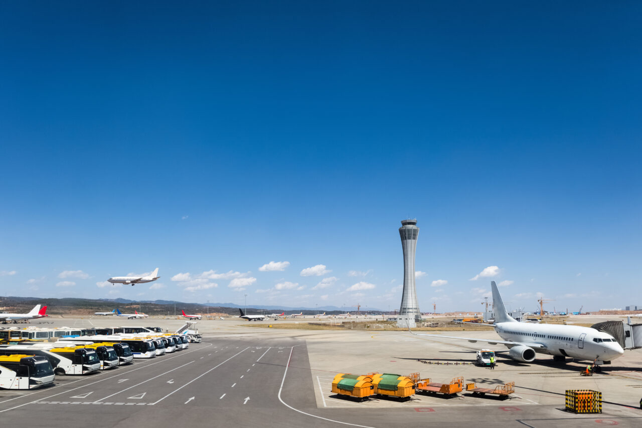 În plin sezon de călătorii, o pistă de pe Aeroportul OTOPENI se închide. Ce trebuie să știe cei care și-au planificat călătorii