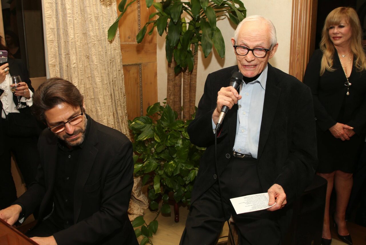 Alan Bergman, compozitorul care a marcat cariera starurilor Frank Sinatra și Sting, a murit la 99 de ani