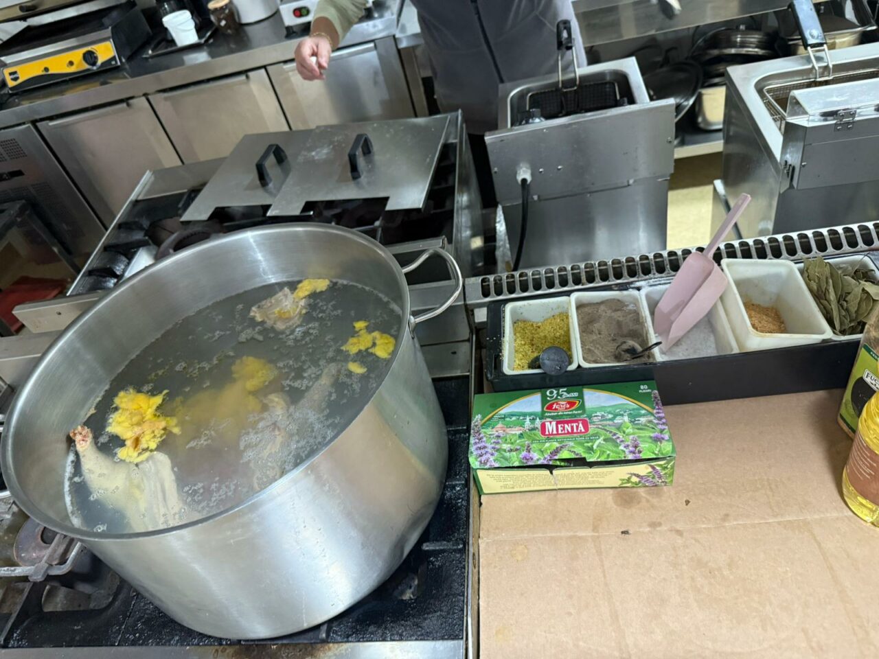 ANPC a închis restaurantul din Bihor care a trimis la spital 59 de copii și 9 adulți. Momentan, mâncarea în tabără va fi asigurată prin catering
