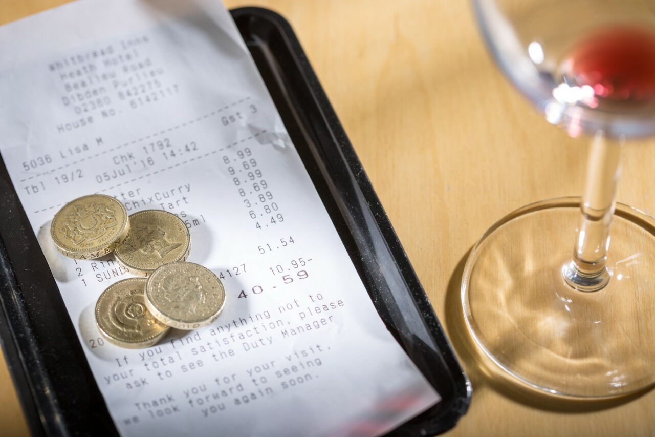 BACȘIȘUL, „amintiri din copilărie” în restaurantele din România. Motivul pentru care clienții lasă „tips” din ce în ce mai puțin la ospătari