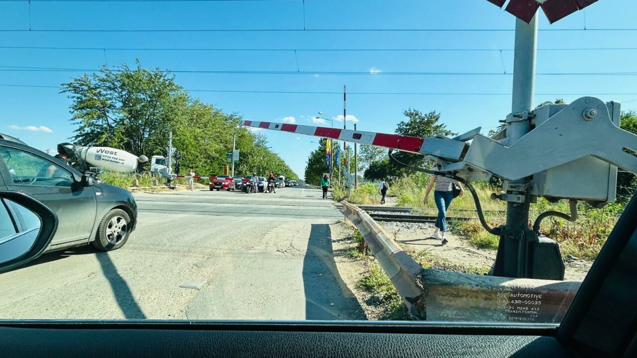 Traficul din Pipera, dat peste cap de un șofer care a forțat bariera CFR. Străzile din zonă au fost BLOCATE, fiind afectată și legătura cu A3