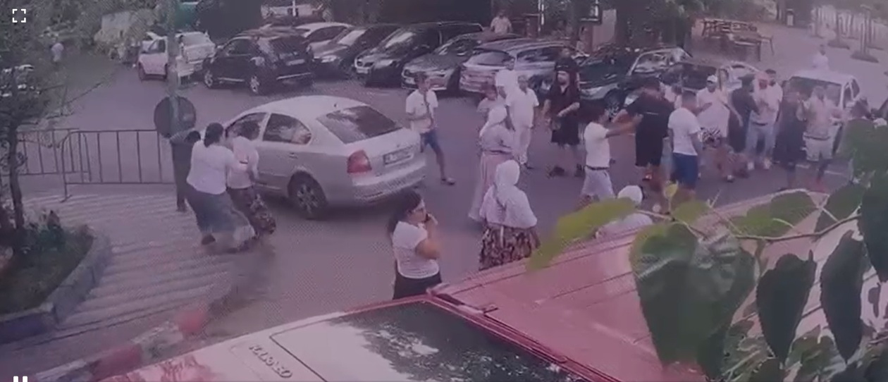Imagini HALUCINANTE în fața Spitalului Universitar din București. Bătaie cu cuțite între două familii. Șase persoane arestate, alte 18 sancționate