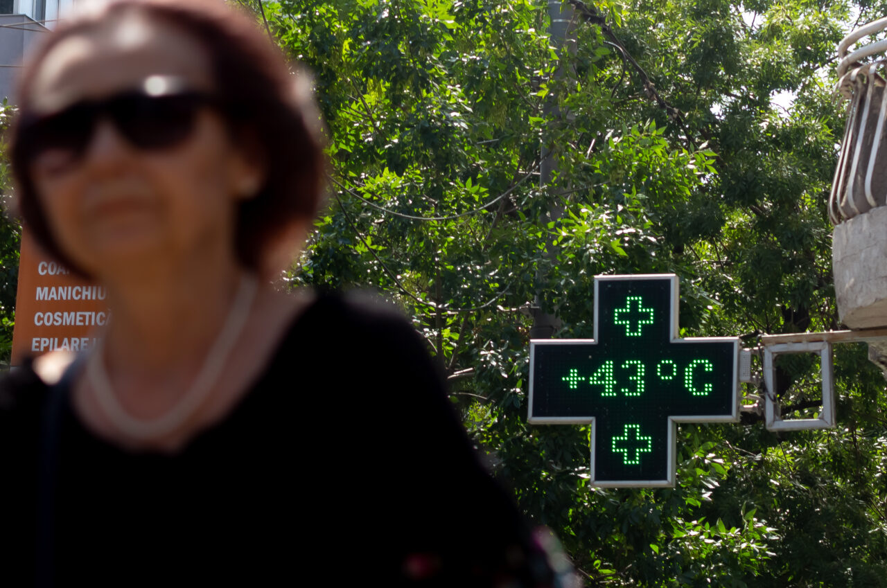 Canicula dă peste cap planurile turiștilor. Zeci de persoane au ajuns în spital cu arsuri, alergii și iritații din cauza soarelui