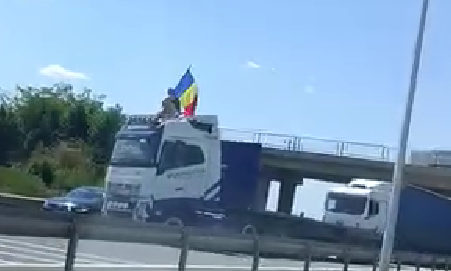 Incident grav pe A1, sensul Pitești – București. Un șofer a blocat autostrada cu un CAMION, apoi s-a urcat pe cabină cu un steag în mână