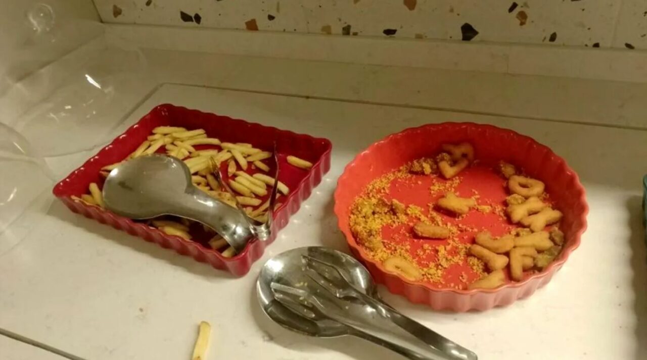 Au crezut că nu văd bine! Ce au primit să mănânce doi turiști români, la „all-inclusive”, într-un hotel de 5 stele din Bulgaria