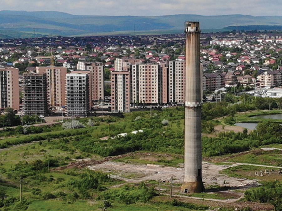Demolare spectaculoasă la Iași. Un coș de fum de 80 de metri va fi DETONAT pentru a face loc unui nou proiect ambițios