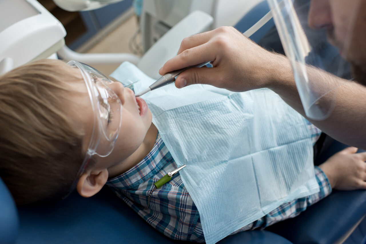 Un dentist din Iași a scăpat în gura unui copl de 5 ani un dispozitiv metalic, iar acesta l-a înghițit: „Au început brusc să îl lovească peste spate”