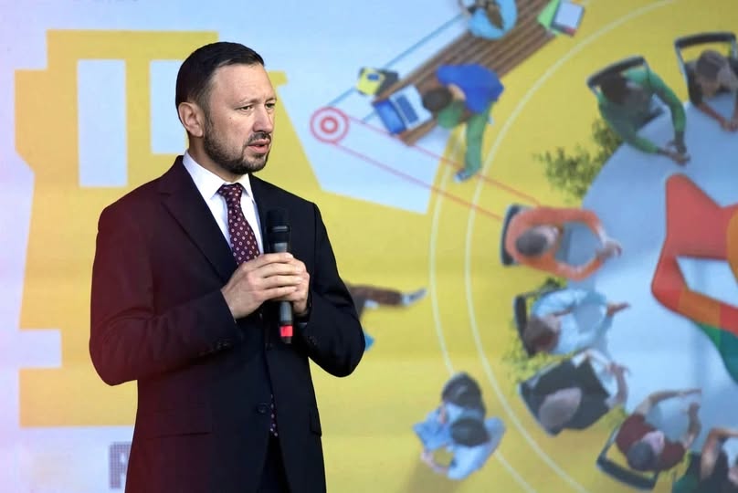 Mircea Fechet: „Primele nerușinate pentru pensionare de la Romsilva au surori gemene la Curtea Constituțională”