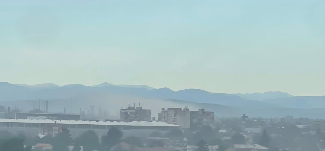 Miros de cauciuc ars și ceață densă în Ploiești, cauzate de o reacție chimică la o rafinărie