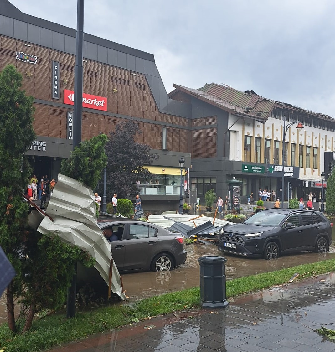 FURTUNĂ violentă în stațiunea Sinaia. Acoperișul gării aruncat peste DN1. Mai multe persoane au avut nevoie de ajutor / Trafic restricționat