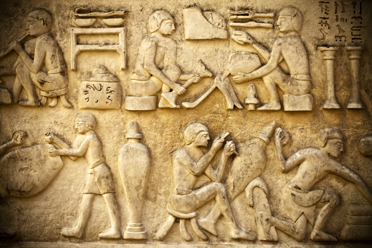 Arheologii au descoperit practici funerare TULBURĂTOARE ale egiptenilor antici. Ce le făceau cadavrelor