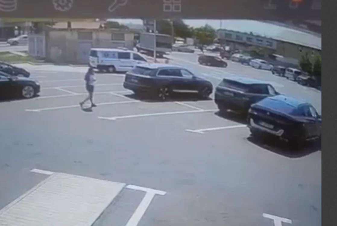 MOMENTUL în care o femeie este băgată cu forța într-o mașină, de doi indivizi în Bacău. Suspecții au fost prinși