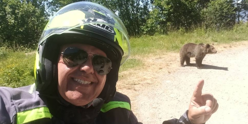 Ultimele imagini cu motociclistul omorât de urs, pe Transfăgărășan. În telefon avea un film cu primele secunde ale atacului