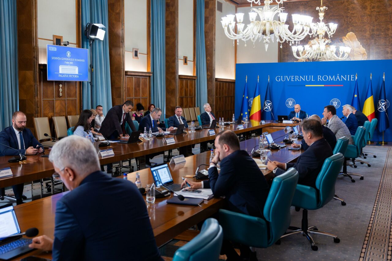Forma finală a legii AUSTERITĂȚII: CASS 10% la pensiile peste 3.000 lei, 16% impozit pe dividende, acciză 10% pe alcool și carburanți