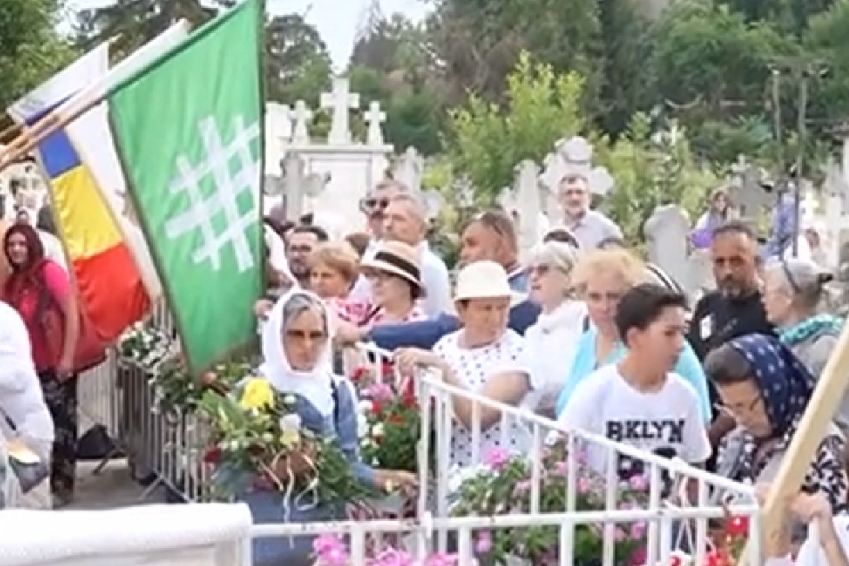 Policija odstranila fašistično zastavo z groba v Bukarešti