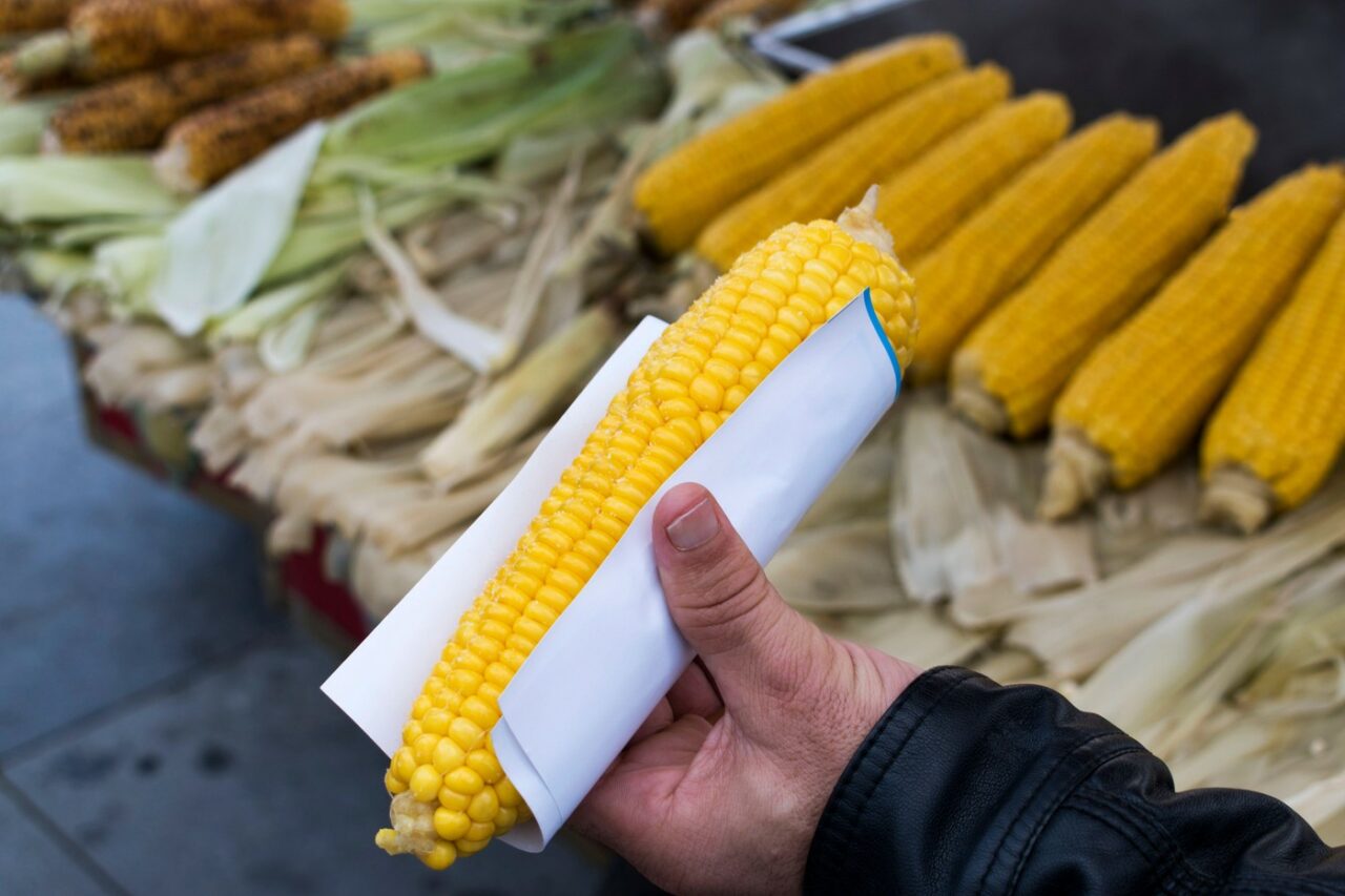 Cât costă PORUMBUL fiert pe litoralul românesc, în iulie 2025. Prețurile la mâncare au crescut considerabil, în plin sezon estival