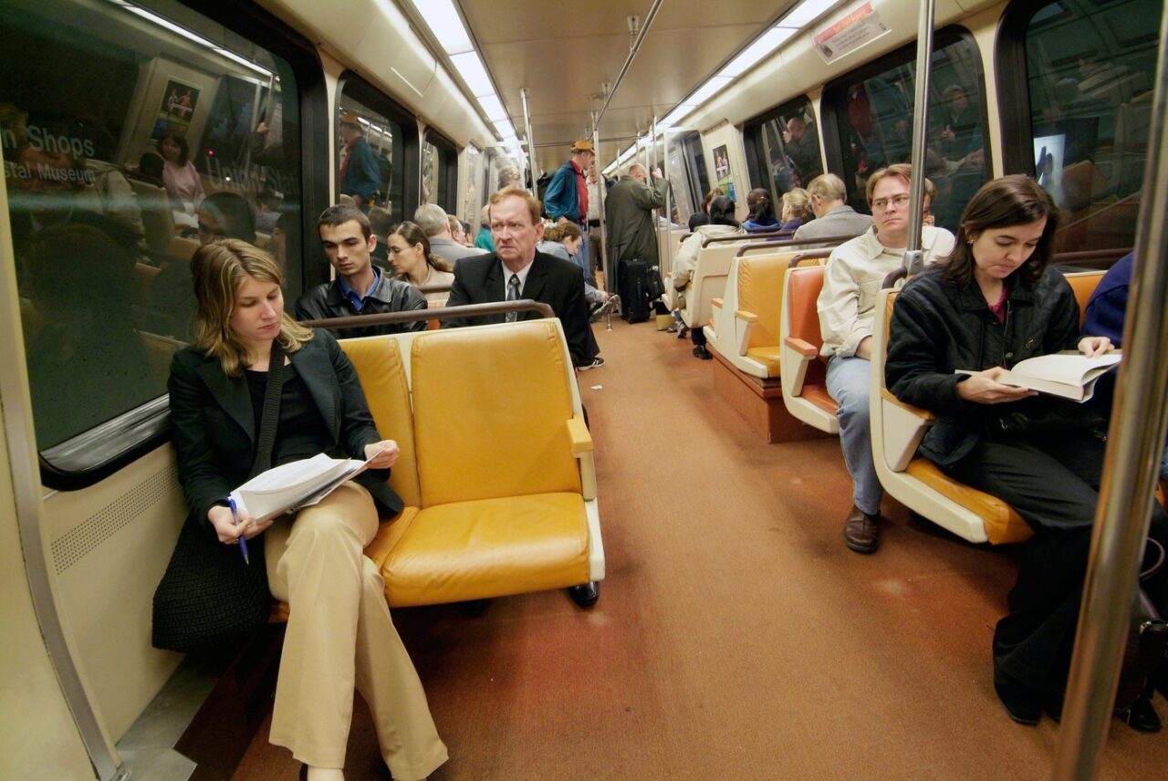 De ce pare că TIMPUL trece mai greu în metrou sau tren? Explicația surprinzătoare a cercetătorilor