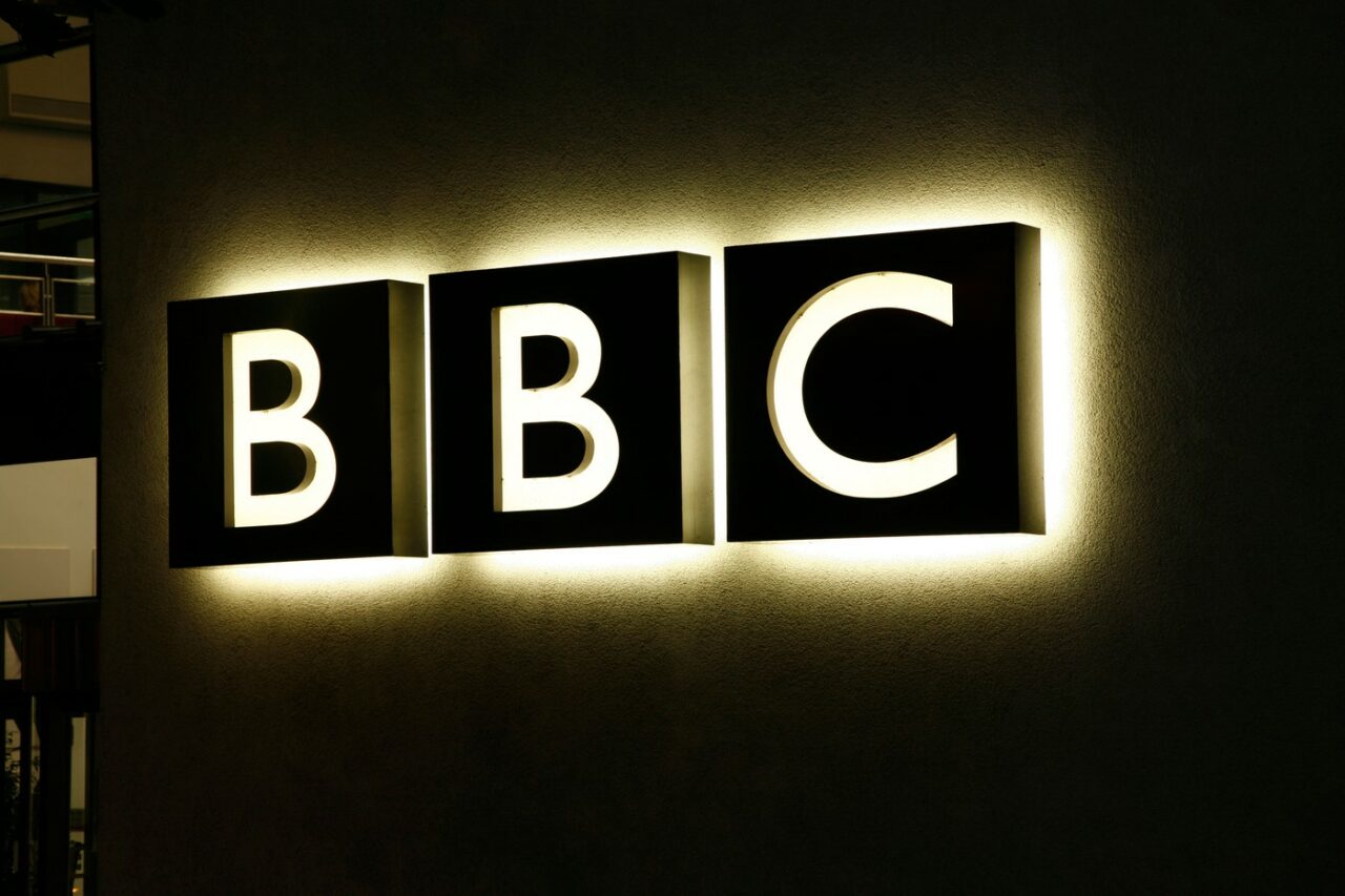 The Guardian: BBC ia în calcul o campanie de externalizare a MII de locuri de muncă. Un gigant tech din SUA ar putea deveni partener