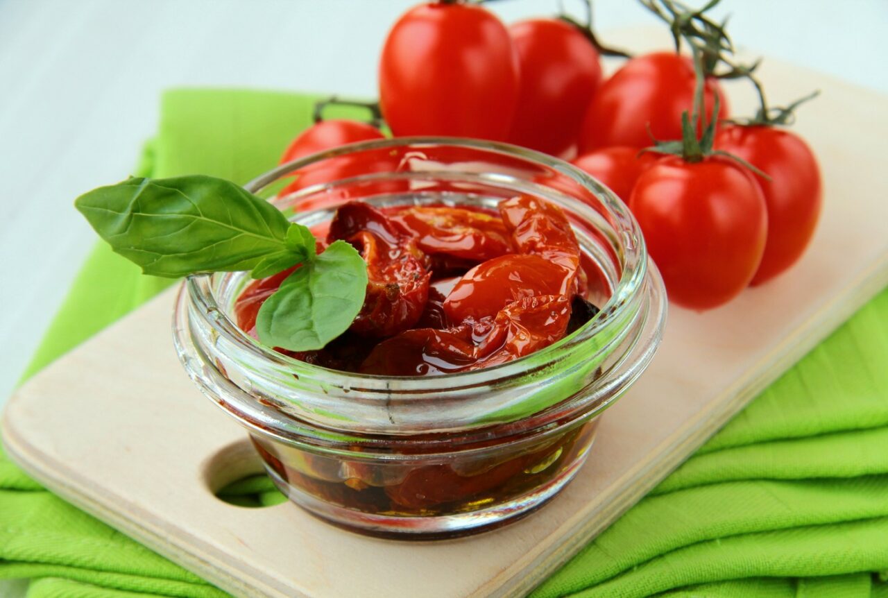 Cum prepari acasă ROȘII uscate în ulei de măsline după rețeta autentică italiană. Secretul bucătarilor pentru o gustare cu aromă intensă