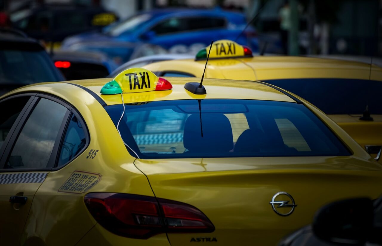 Călătorii mai scumpe cu taxiul din toamnă, după majorările tarifelor la carburanți și RCA. Cât va costa o cursă în Capitală