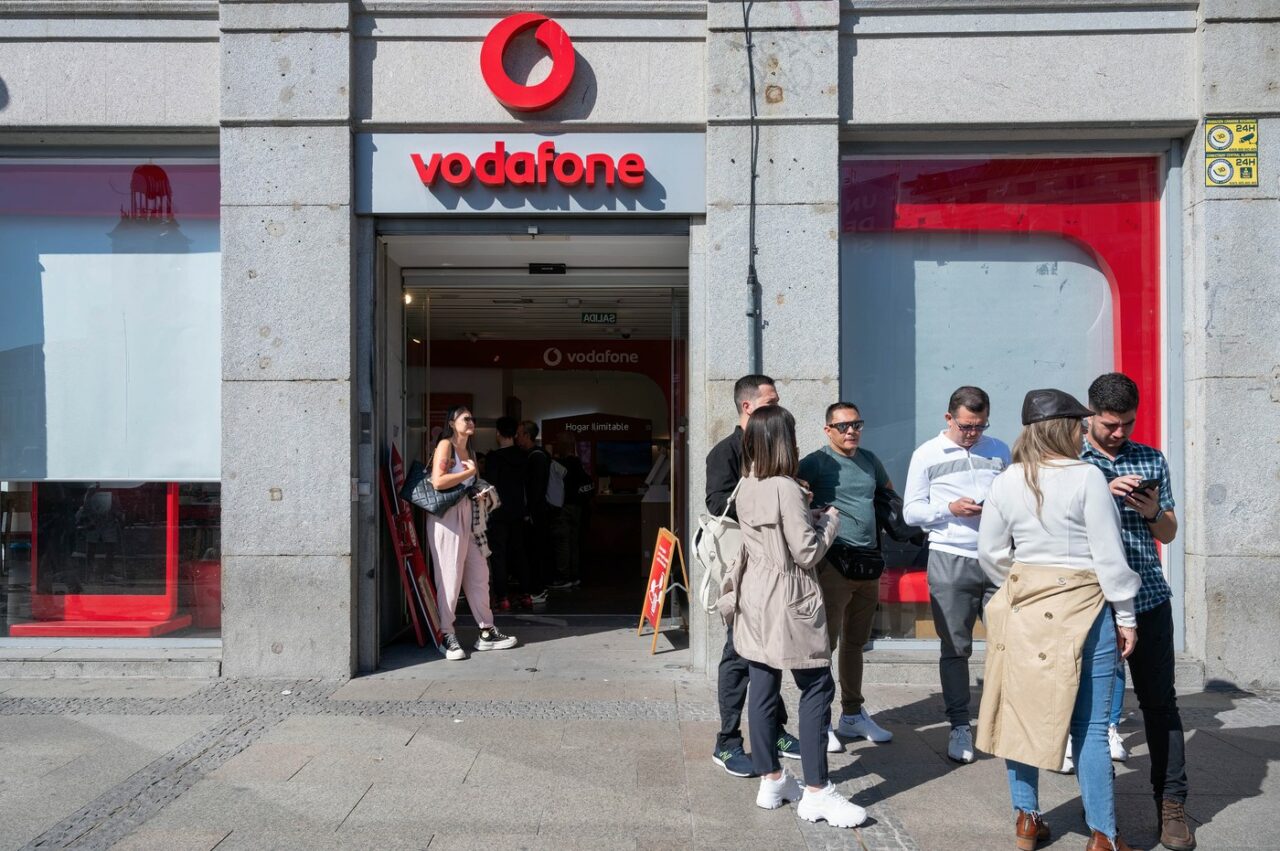 Rețelele de telefonie mobilă din Marea Britanie, afectate de o PANĂ de proporții. Clienții nu pot primi sau efectua apeluri
