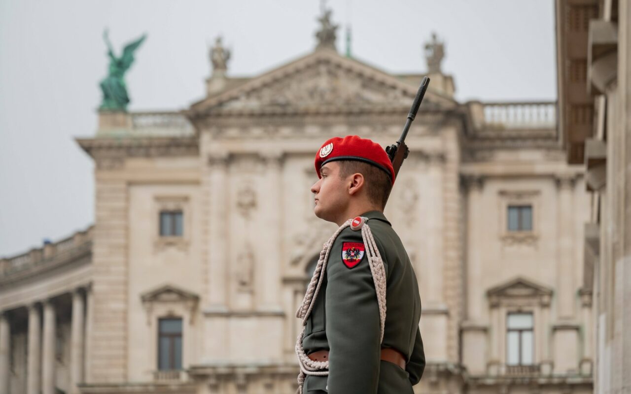 Austria își va dubla cheltuielile militare. Cancelarul austriac: “Dezarmarea a fost un VIS care acum s-a încheiat”