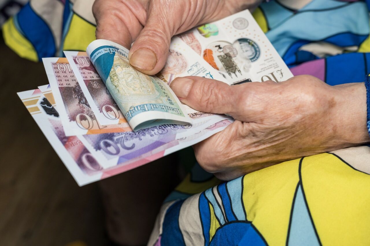 Autoritățile din Marea Britanie avertizează asupra PROBLEMELOR din sistemul de pensii