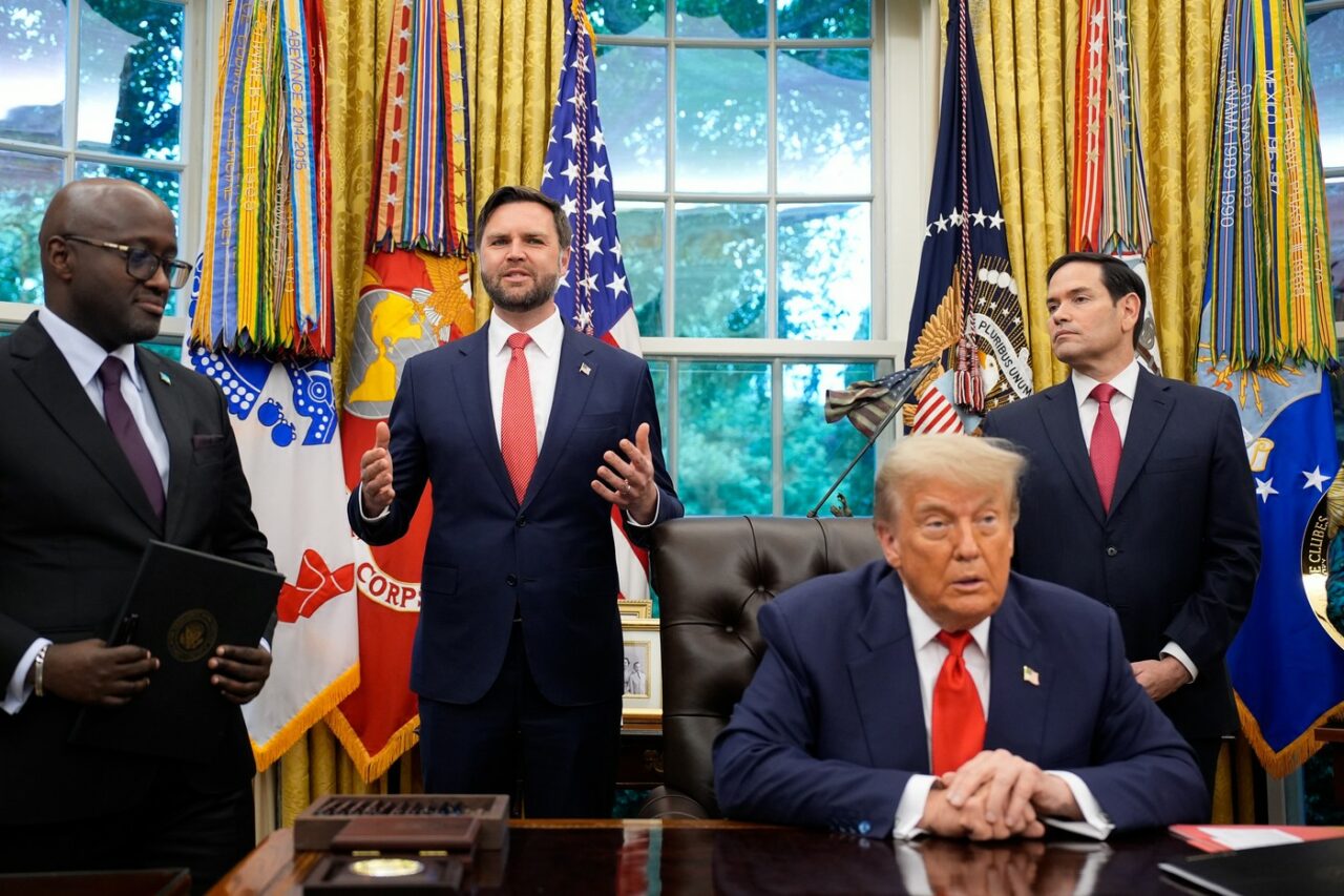 Donald Trump a semnat un nou ordin EXECUTIV care prevede ridicarea unor sancțiuni impuse Siriei