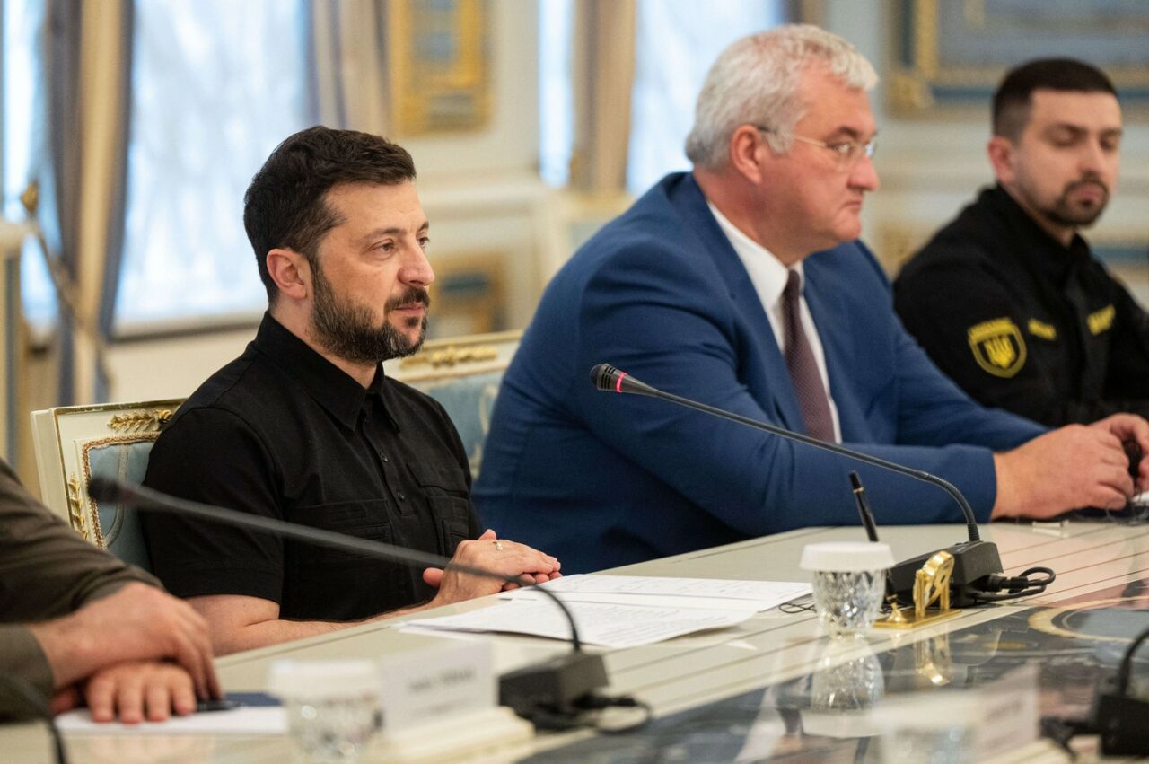 Ucraina cere Statelor Unite să continue furnizarea de ARMAMENT, în contextul intensificării atacurilor rusești