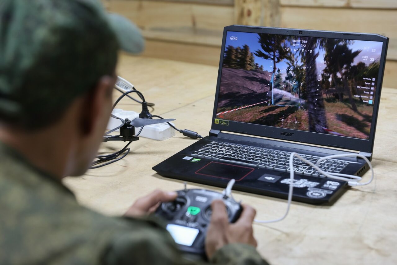 Soldatul modern, antrenat în dormitor, LETAL pe câmpul de luptă. Cine sunt „țintele cheie” în recrutarea operatorilor de drone