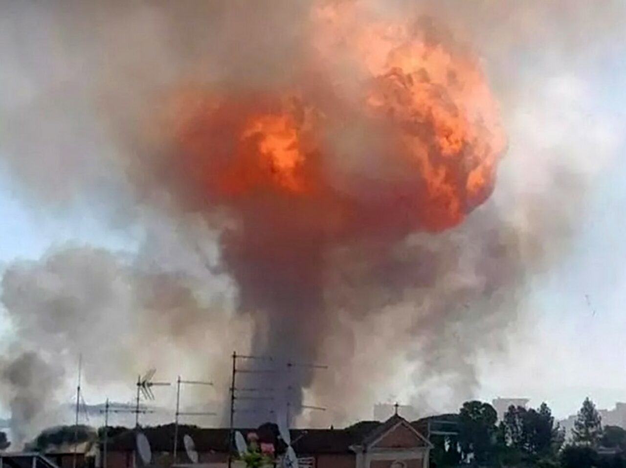 Zeci de persoane au fost rănite după o EXPLOZIE produsă la o benzinărie din Roma. Trei oameni sunt în stare gravă