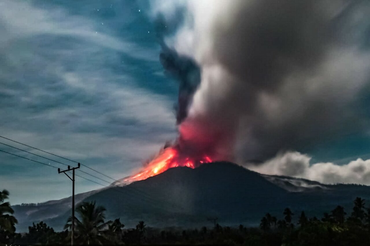Indonezia: Mai multe zboruri spre și dinspre Bali au fost anulate din cauza ERUPȚIEI unui vulcan