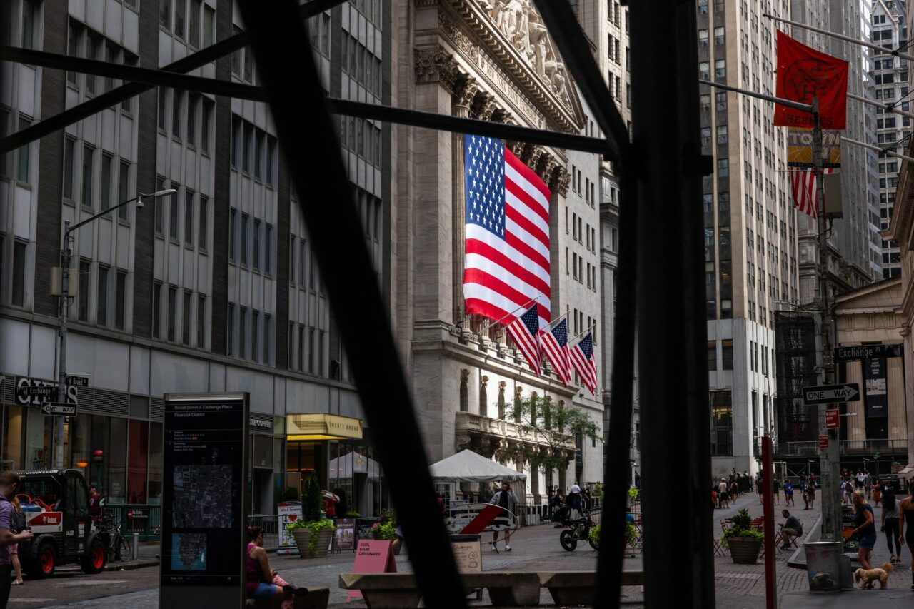Analist: Războiul comercial declanșat de TRUMP este „împotriva americanilor” /Liderul SUA „se va confrunta cu alegerile intermediare”