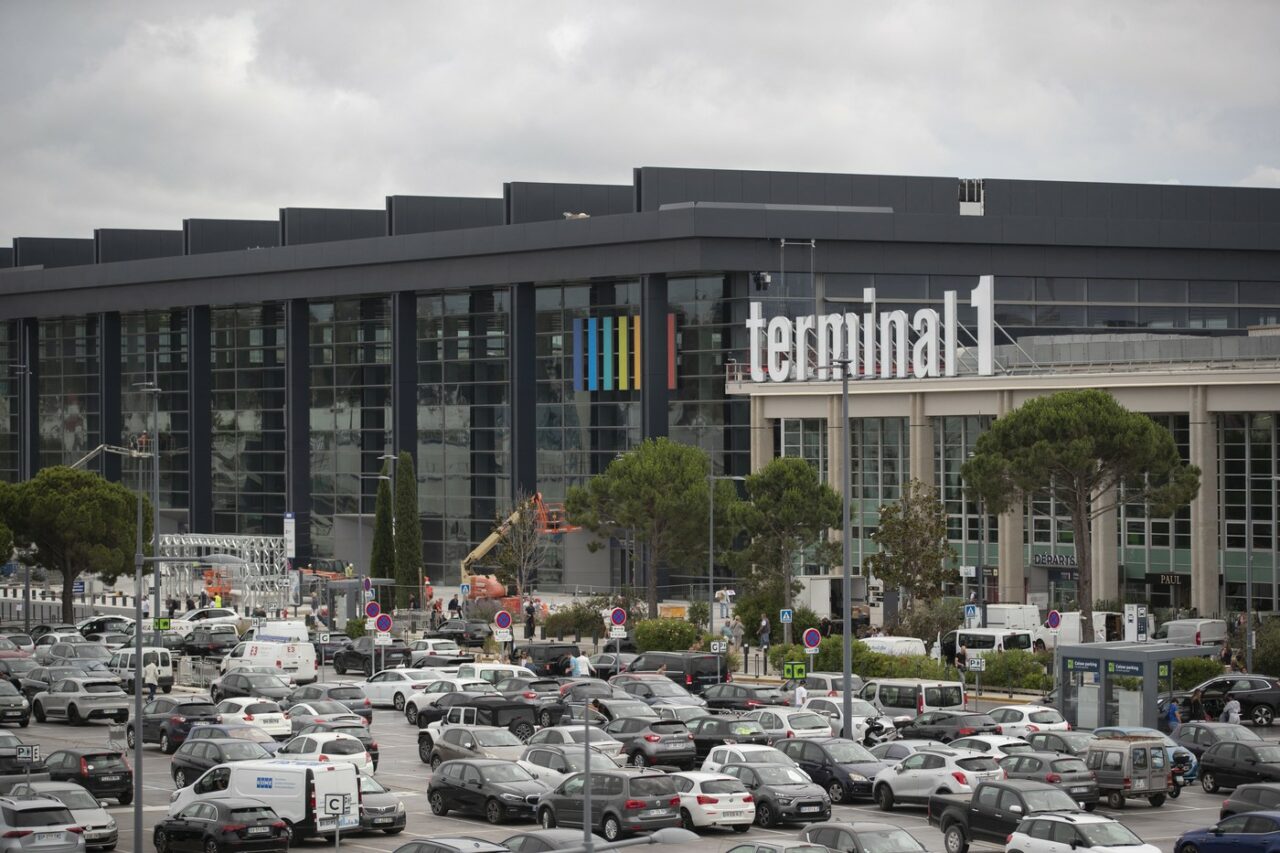 Aeroportul din Marsilia a fost închis din cauza unui INCENDIU de vegetație care se extinde rapid