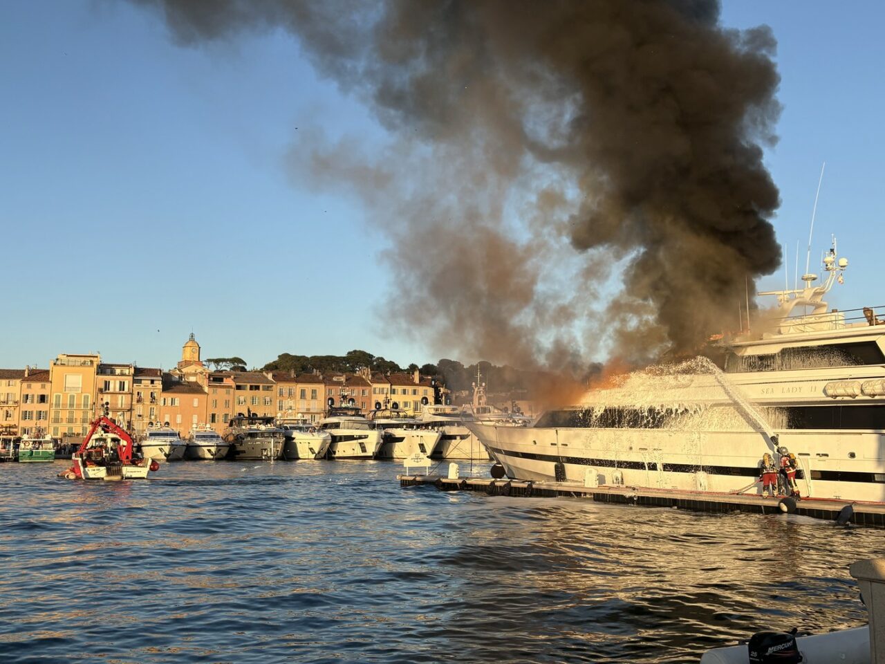 Un iaht de lux a luat FOC în Franța, la Saint-Tropez. Nava riscă să se scufunde